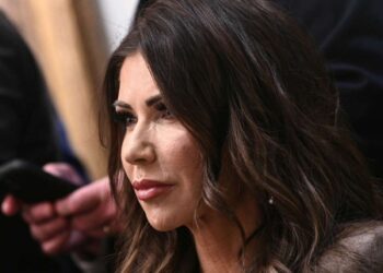 La mayoría de los votantes apoyan el juicio político a Kristi Noem, según una encuesta