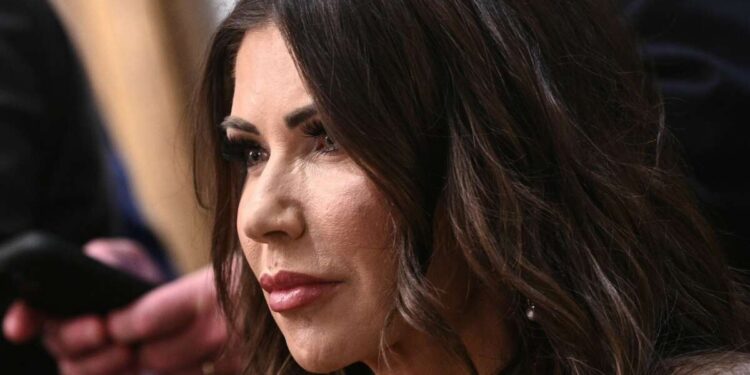 La mayoría de los votantes apoyan el juicio político a Kristi Noem, según una encuesta