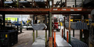 La producción fabril de EE.UU. aumenta hasta casi su nivel más alto en cuatro años a medida que se recupera el sector manufacturero