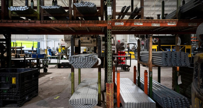 La producción fabril de EE.UU. aumenta hasta casi su nivel más alto en cuatro años a medida que se recupera el sector manufacturero