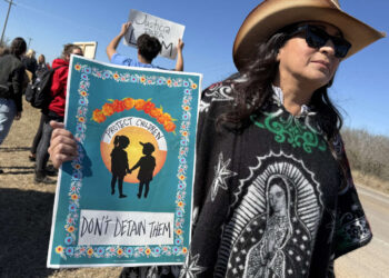 Las enfermedades proliferan entre los niños atrapados en la enorme cárcel de ICE en Texas