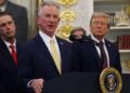 El senador Tommy Tuberville habla mientras el presidente Donald Trump observa en la Oficina Oval de la Casa Blanca el 2 de septiembre de 2025 en Washington, DC.