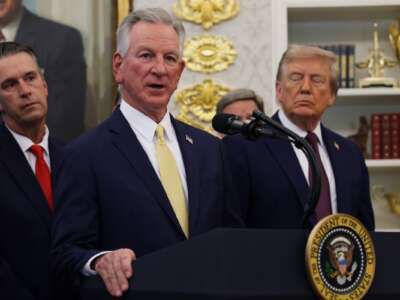 El senador Tommy Tuberville habla mientras el presidente Donald Trump observa en la Oficina Oval de la Casa Blanca el 2 de septiembre de 2025 en Washington, DC.