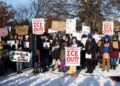 La gente guarda un minuto de silencio durante una rueda de prensa organizada por el grupo. "Familias de Minneapolis para las escuelas públicas," en Minneapolis, Minnesota, el 9 de enero de 2026.