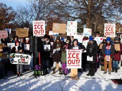 La gente guarda un minuto de silencio durante una rueda de prensa organizada por el grupo. "Familias de Minneapolis para las escuelas públicas," en Minneapolis, Minnesota, el 9 de enero de 2026.