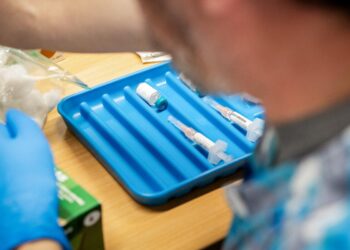 Una bandeja de viales de vacuna MMR en una clínica en Lubbock, Texas, el 1 de marzo de 2025. (Jan Sonnenmair/Getty Images)