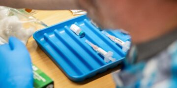 Una bandeja de viales de vacuna MMR en una clínica en Lubbock, Texas, el 1 de marzo de 2025. (Jan Sonnenmair/Getty Images)