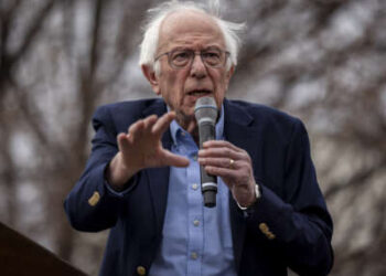 El senador Bernie Sanders (I-Vermont) habla durante un mitin.