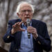 El senador Bernie Sanders (I-Vermont) habla durante un mitin.