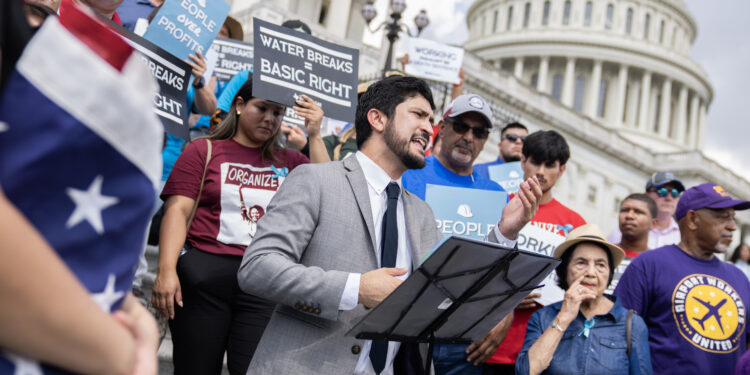 El representante Greg Casar, demócrata por Texas, habla durante una vigilia y una huelga de sed por los derechos de los trabajadores en las escaleras de la Cámara de Representantes del Capitolio de los Estados Unidos el 25 de julio de 2023. La huelga sigue a una carta de Casar y más de 110 miembros del Congreso enviada a la administración Biden para "implementar un estándar de calor en el lugar de trabajo de la Administración de Salud y Seguridad Ocupacional lo más rápido posible."
