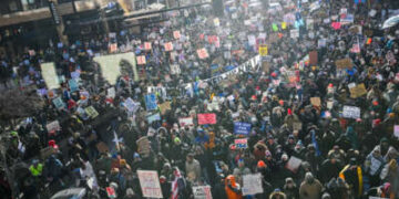 Los manifestantes participan en una manifestación y marchan durante una "ICE Out” día de protesta el 23 de enero de 2026 en Minneapolis, Minnesota.