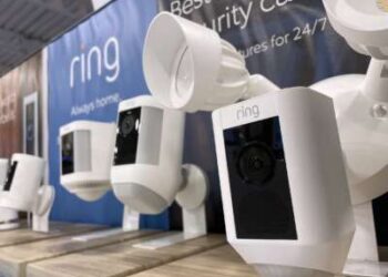 Las cámaras de seguridad Ring se exhiben en un estante de una tienda Best Buy el 1 de junio de 2023 en San Rafael, California.