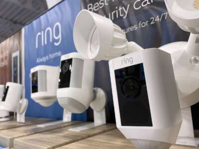 Las cámaras de seguridad Ring se exhiben en un estante de una tienda Best Buy el 1 de junio de 2023 en San Rafael, California.