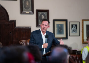 Peter Thiel habla en The Cambridge Union el 8 de mayo de 2024, en Cambridge, Cambridgeshire, Inglaterra.