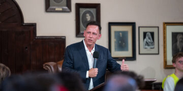 Peter Thiel habla en The Cambridge Union el 8 de mayo de 2024, en Cambridge, Cambridgeshire, Inglaterra.