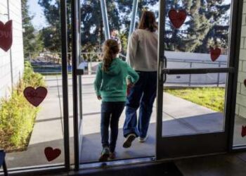 Una madre toma la mano de su hija mientras salen de Project Camp, cuidado infantil gratuito para familias afectadas por los incendios, en el Centro Recreativo Eagle Rock el 15 de enero de 2025 en Los Ángeles, California.