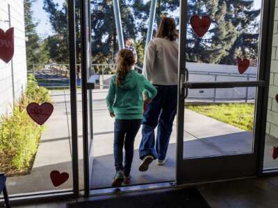 Una madre toma la mano de su hija mientras salen de Project Camp, cuidado infantil gratuito para familias afectadas por los incendios, en el Centro Recreativo Eagle Rock el 15 de enero de 2025 en Los Ángeles, California.
