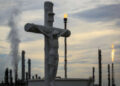 Una cruz en un cementerio cerca de una planta de fabricación petroquímica el 21 de agosto de 2019 en Hahnville, Luisiana.