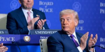 Mientras Trump reflexiona sobre ataques a Irán, Estados Unidos acumula la mayor parte de su poder aéreo en la región desde la invasión de Irak