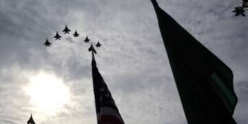 Aviones militares estadounidenses realizan un sobrevuelo durante la ceremonia de llegada del príncipe heredero y primer ministro Mohammed bin Salman de Arabia Saudita a la Casa Blanca el 18 de noviembre de 2025 en Washington, DC.