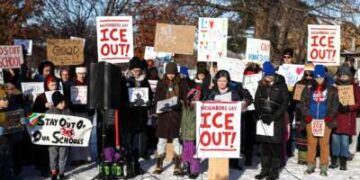 La gente guarda un minuto de silencio durante una rueda de prensa organizada por el grupo. "Familias de Minneapolis para las escuelas públicas," en Minneapolis, Minnesota, el 9 de enero de 2026.