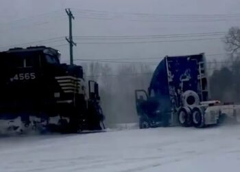Momento de infarto: un tren choca contra un camión atascado en la vía férrea después de una tormenta de nieve tipo "ciclón bomba"