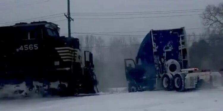 Momento de infarto: un tren choca contra un camión atascado en la vía férrea después de una tormenta de nieve tipo "ciclón bomba"