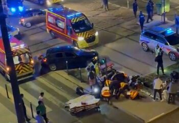 Momento en que se arroja una granada en un salón francés, hiriendo a 6 personas, incluido un niño de 5 años, mientras los testigos describen "caos y gritos"