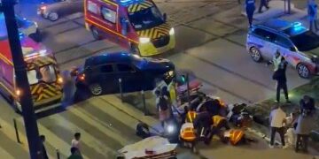 Momento en que se arroja una granada en un salón francés, hiriendo a 6 personas, incluido un niño de 5 años, mientras los testigos describen "caos y gritos"