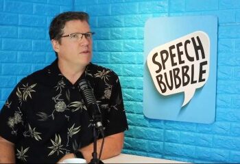Momento horrible: Mercedes a toda velocidad atraviesa la barrera elevada y se precipita 35 pies sobre el automóvil que se encuentra debajo, dejando dos muertos