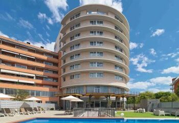Momento revuelto en el estómago: turistas aterrorizados cuelgan a 200 pies en el aire de una atracción que gira después de que se descompone en el aire