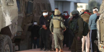 Las fuerzas israelíes detienen a varios palestinos mientras atacan el campo de refugiados de Tulkarm, en Tulkarm, Cisjordania, el 18 de enero de 2024.