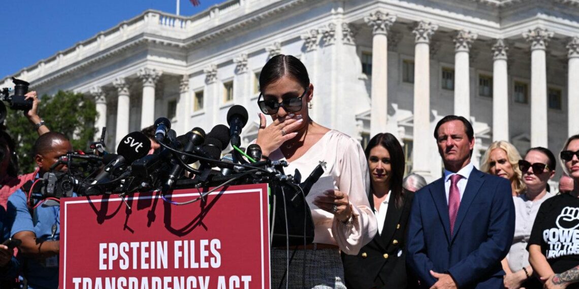 Marina Lacerda, acusadora en el caso de Jeffrey Epstein, habla durante una conferencia de prensa y una manifestación en apoyo de las víctimas del delincuente sexual Jeffrey Epstein y su cómplice Ghislaine Maxwell frente al Capitolio de los Estados Unidos en Washington el 3 de septiembre de 2025. (Roberto Schmidt/AFP vía Getty Images)