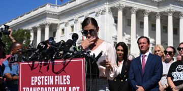 Marina Lacerda, acusadora en el caso de Jeffrey Epstein, habla durante una conferencia de prensa y una manifestación en apoyo de las víctimas del delincuente sexual Jeffrey Epstein y su cómplice Ghislaine Maxwell frente al Capitolio de los Estados Unidos en Washington el 3 de septiembre de 2025. (Roberto Schmidt/AFP vía Getty Images)