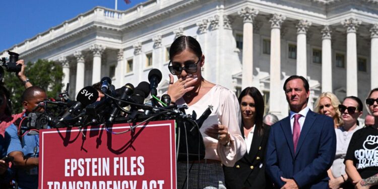 Marina Lacerda, acusadora en el caso de Jeffrey Epstein, habla durante una conferencia de prensa y una manifestación en apoyo de las víctimas del delincuente sexual Jeffrey Epstein y su cómplice Ghislaine Maxwell frente al Capitolio de los Estados Unidos en Washington el 3 de septiembre de 2025. (Roberto Schmidt/AFP vía Getty Images)