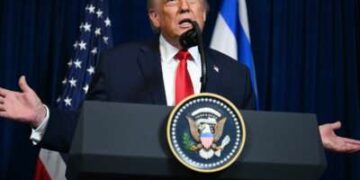 Donald Trump habla durante una conferencia de prensa conjunta con el primer ministro israelí Benjamin Netanyahu (fuera de cuadro) en la residencia de Trump en Mar-a-Lago en Palm Beach, Florida, el 29 de diciembre de 2025. Los dos líderes discutieron sobre Irán, y Trump dijo que si Teherán reconstruyera sus instalaciones nucleares, Estados Unidos "derribarlos."