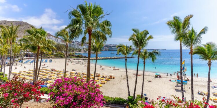 Un collage de imágenes que contiene 1 imágenes. La imagen 1 muestra el paisaje con la playa de Anfi, Gran Canaria.