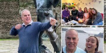 Un collage de imágenes que contiene 3 imágenes. La imagen 1 muestra NINTCHDBPICT001056430516. La imagen 2 muestra una familia de siete personas y un perro celebrando un cumpleaños con pastel, globos y pancartas. La imagen 3 muestra NINTCHDBPICT001056428409.