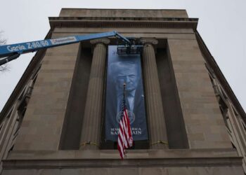 Pancarta de Trump colgada frente a la sede del Departamento de Justicia provoca indignación entre los observadores legales