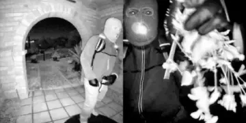 Imágenes de video muestran a una persona enmascarada afuera de la casa de Nancy Guthrie en Catalina Foothills, Arizona (FBI vía The Epoch Times)