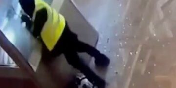 Primera foto impactante de una corona destrozada arrojada por ladrones durante el atraco al Louvre de £ 76 millones