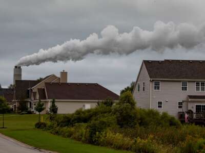 Una vista desde un vecindario cerca de la central eléctrica de carbón de Oak Creek en Wisconsin.