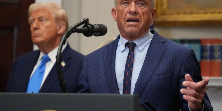 RFK Jr. apoya la iniciativa de Trump para aumentar la producción de glifosato, lo que enfurece a los partidarios de MAHA