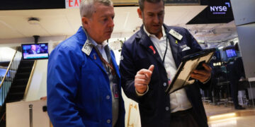 Revisión de Wall Street: Las ganancias corporativas ayudan a respaldar las ganancias mensuales de las acciones