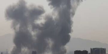 Una columna de humo se eleva tras una explosión en Teherán, Irán, el 28 de febrero de 2026.