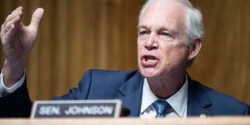 Ron Johnson estalla durante la audiencia del Senado mientras Ellison defiende los derechos de los manifestantes