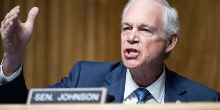 Ron Johnson estalla durante la audiencia del Senado mientras Ellison defiende los derechos de los manifestantes