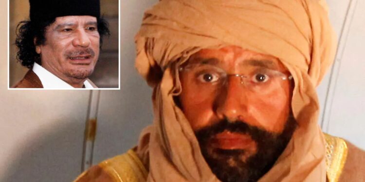 Un collage de imágenes que contiene 2 imágenes. La imagen 1 muestra: Saif al-Islam Gaddafi aparece sentado en un avión en Zintan. La imagen 2 muestra al coronel Gaddafi se reúne con Nicolas Sarkozy.