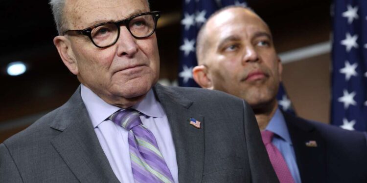 Schumer gira sutilmente y dice que ICE puede usar máscaras en circunstancias “inusuales”