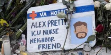 Flores, velas y un letrero hecho en casa conforman un monumento a Alex Pretti el 25 de enero de 2026 en Minneapolis, Minnesota.